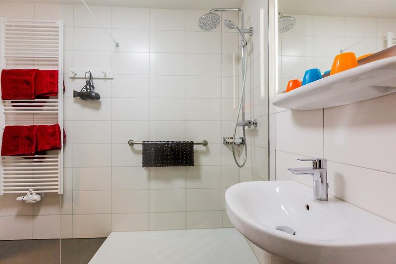 Modernes Duschbad mit bodentieder Wanne und WC