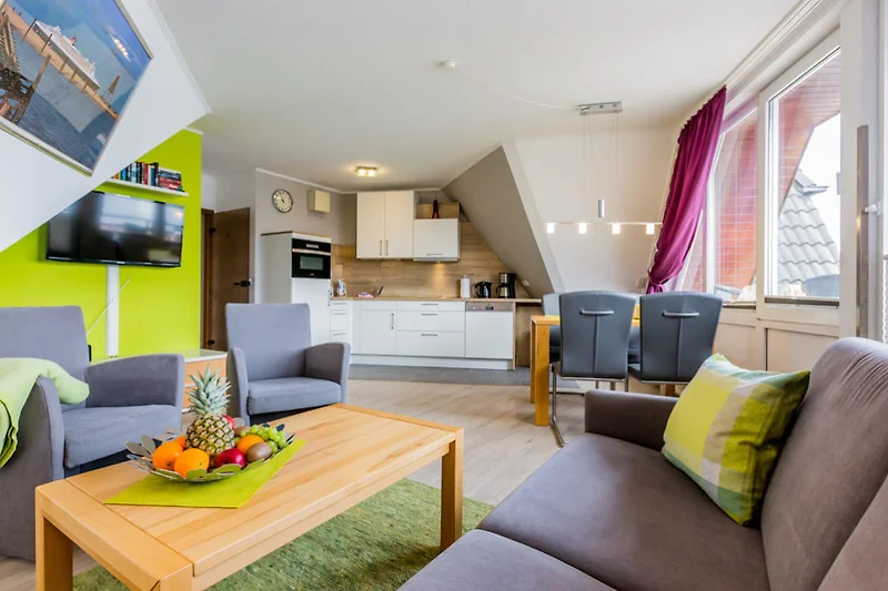 Wohnzimmer mit Einbauküche 