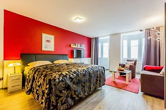 Super Apartment . Die Haushaltsgegenstände in der Küchenzeile könnten etwas üppiger sein.