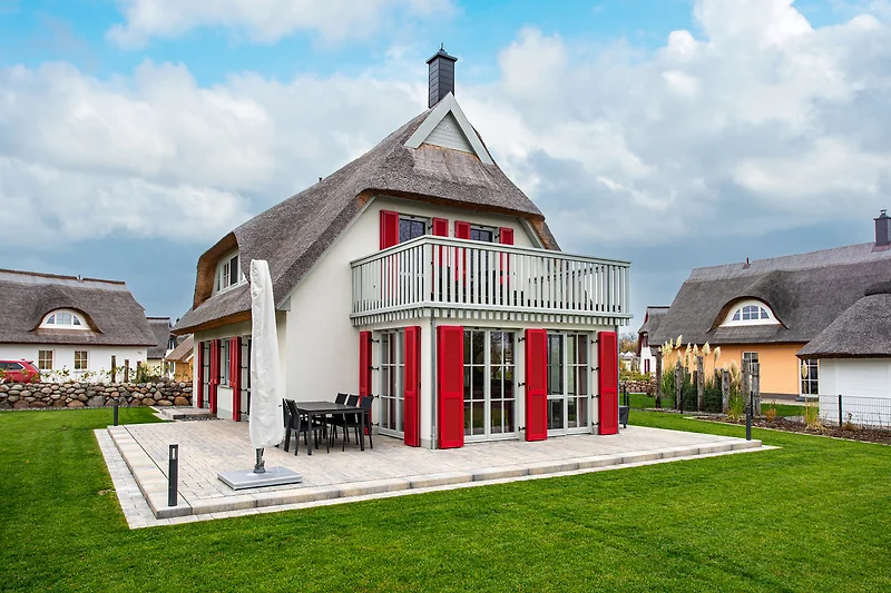 Gartenseite mit Balkon und Terrasse