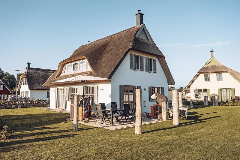 Gartenbereich mit Terrasse, Sonnenschirm, 2 Strandkörben, Händematten und Schuppen