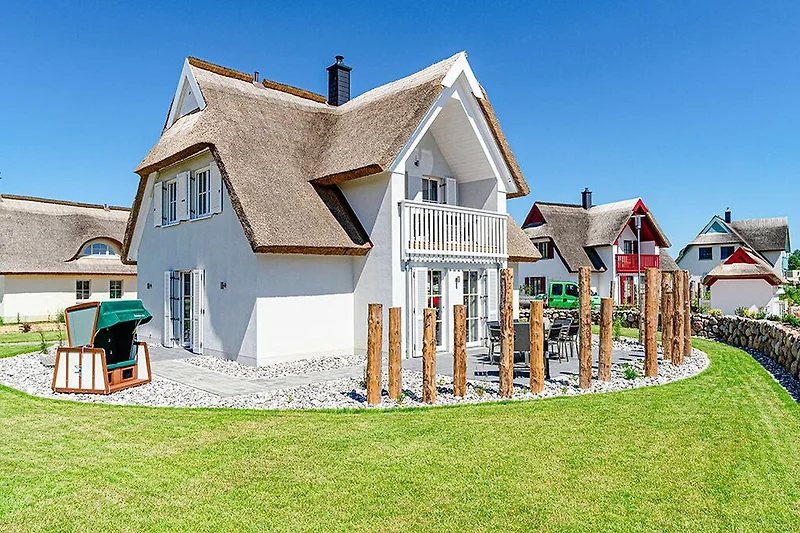 Außenansicht mit Terrasse und Strandkorb