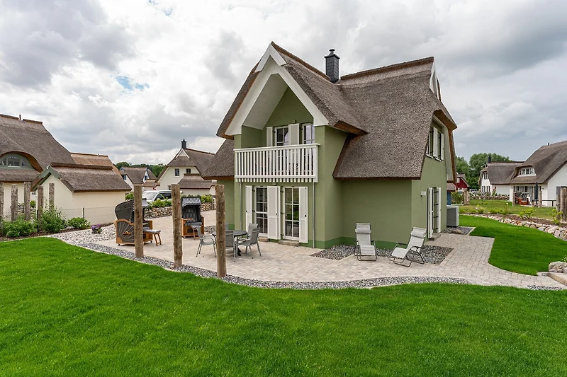 Hausansicht Gartenseite mit Balkon und Terrasse