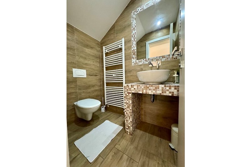 Modernes Badezimmer mit elegantem Design.