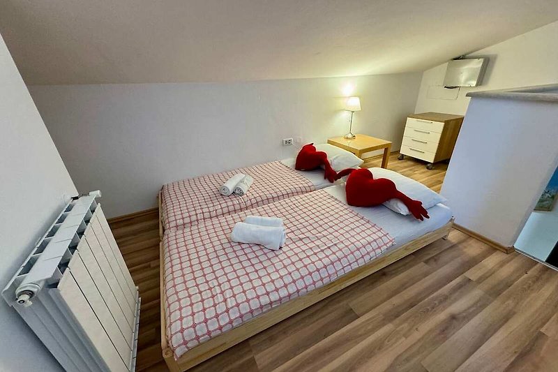 Elegantes Schlafzimmer mit Holzmöbeln und stilvoller Bettwäsche.