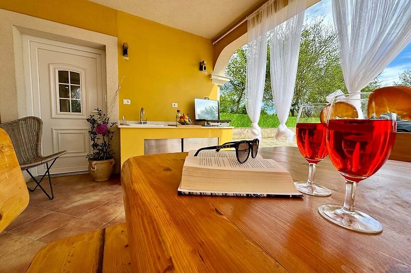 Elegantes Wohnzimmer mit stilvoller Bar und gelben Akzenten.
