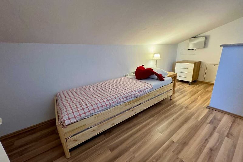 Modernes Schlafzimmer mit elegantem Holzdesign und stilvollem Bett.