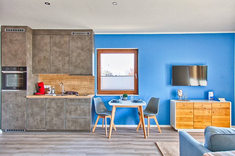 Gemütliches Wohnzimmer mit blauem Sofa und Holzmöbeln.