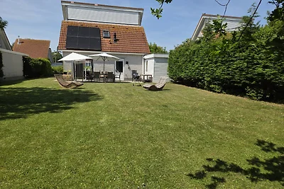 Huis aan het meer,fantastische tuin