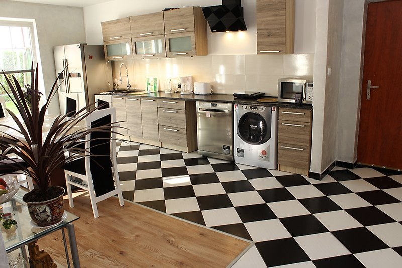 Küche mit Geschirrspühler, Waschmaschine und Mikrowelle