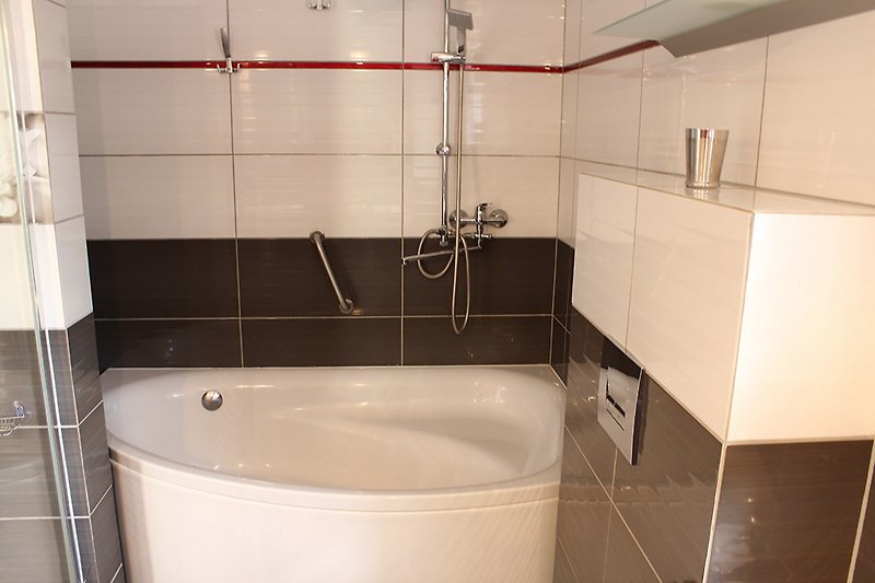 Suite Badezimmer mit Badewanne Dusche Doppelwaschbecken