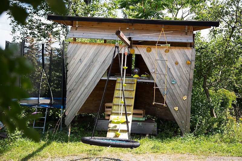 Spielturm mit Schaukel