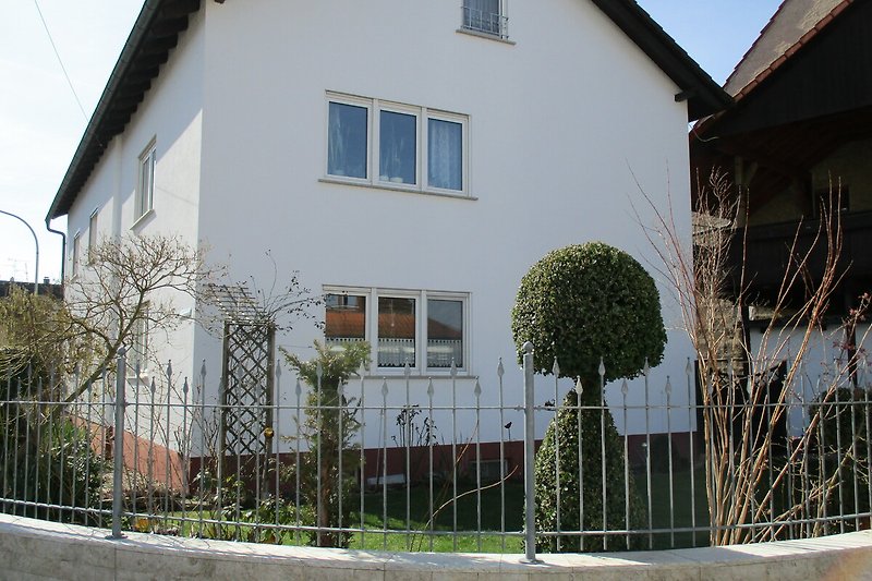 Landhaus Marga mit grünem Garten und Zaun.