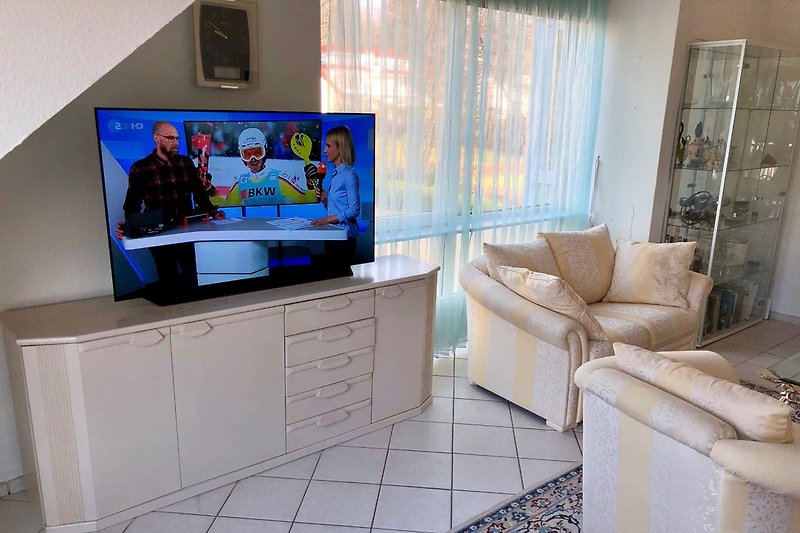 Wohnzimmer mit grossem 55 Zoll OLED-TV
