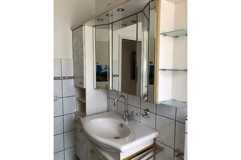 Badezimmer mit Waschtisch und Spiegelschrank