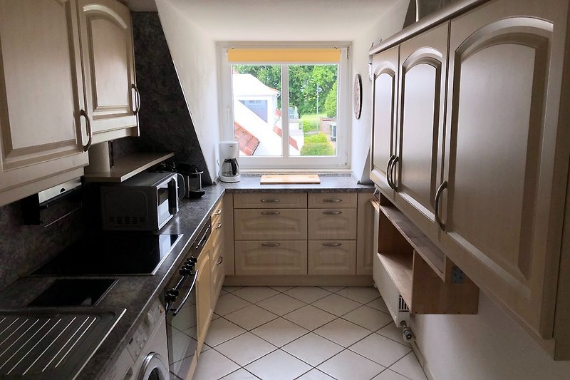 Kitchen with glass ceramic hob, oven, dishwasher and washing machine