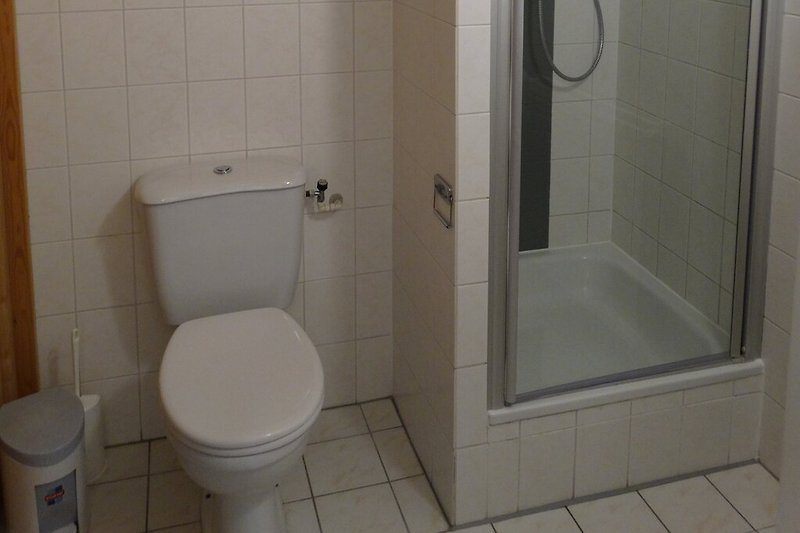 Toilette und Dusche 1. Stock