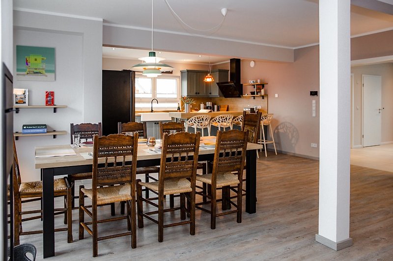 Blick vom Wohnzimmer zum Essbereich/Küche