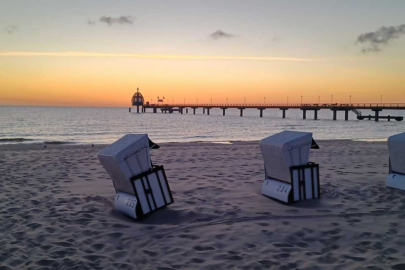 Der Strand von Zinnowitz mit Tauchgondel und einem atemberaubenden Sonnenuntergang.