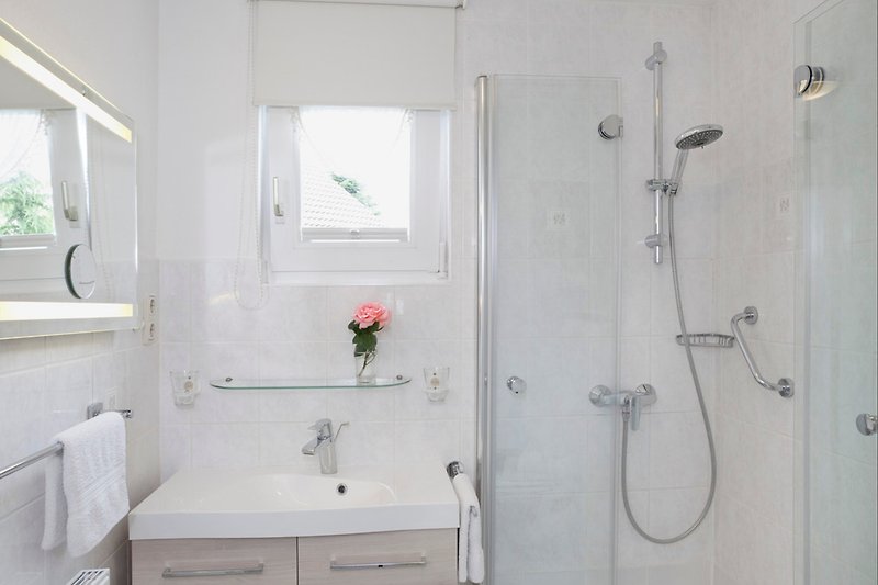 Duschbad/Waschtisch mit Unterschrank, Fenster, WC