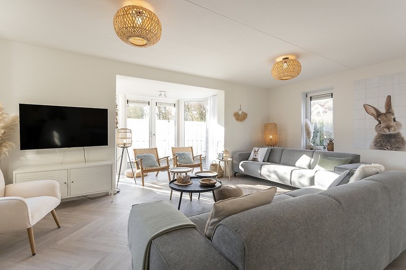 Stilvolles Wohnzimmer mit bequemer Couch, elegantem Mobiliar und moderner Beleuchtung.