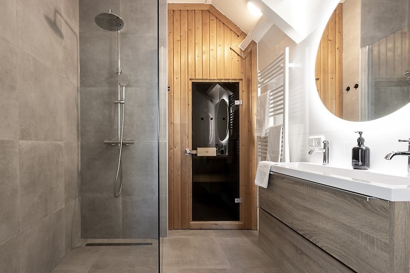 Modernes Badezimmer mit stilvoller Einrichtung und hochwertigen Armaturen.