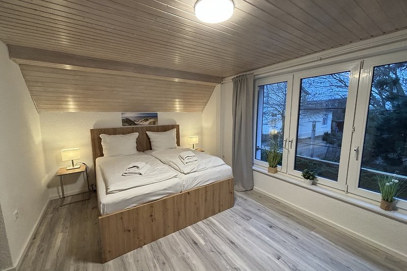 Rustikales Schlafzimmer mit Holzmöbeln und gemütlichem Bett.