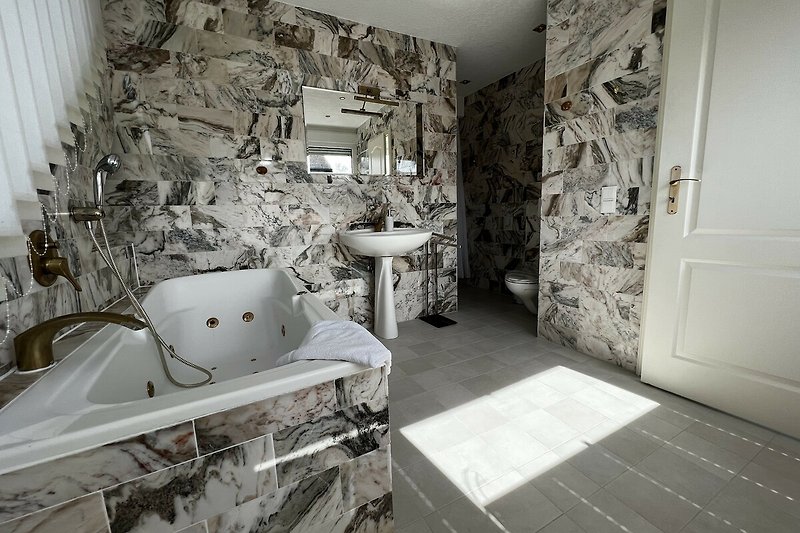 Bad mit Wanne und Dusche