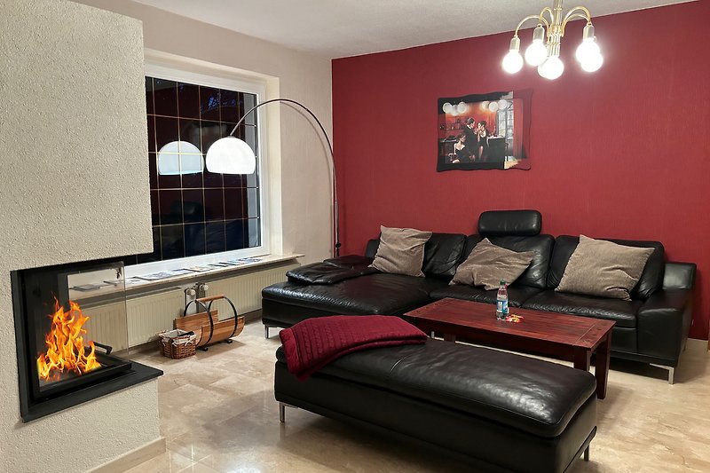 Modernes Wohnzimmer mit bequemer Couch, stilvoller Beleuchtung und Holzmöbeln.