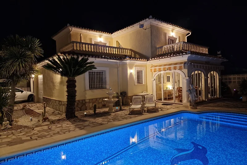 Villa "Casa Katta" mit Pool und Palmen, ideal zum Entspannen.