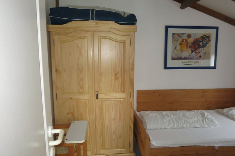 Schlafzimmer mit Bett & Schrank