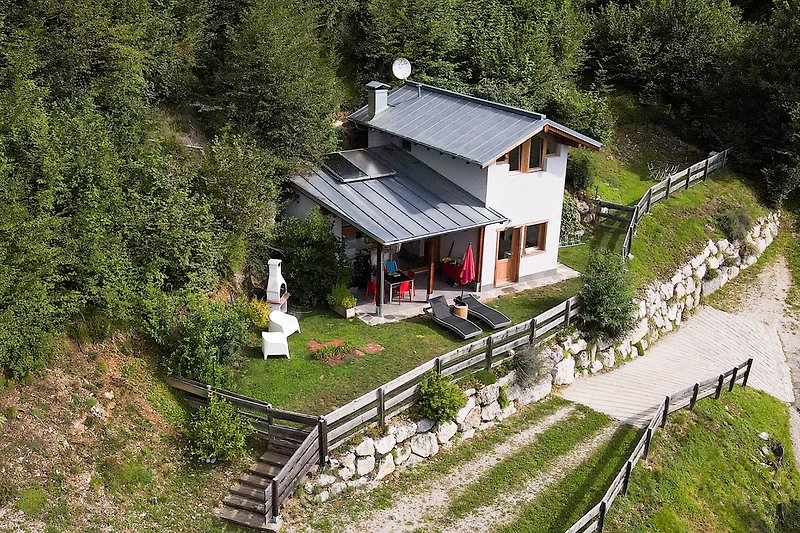 Villa Regina mit Blick auf den Ledrosee und eigenem  eingezäunten Garten