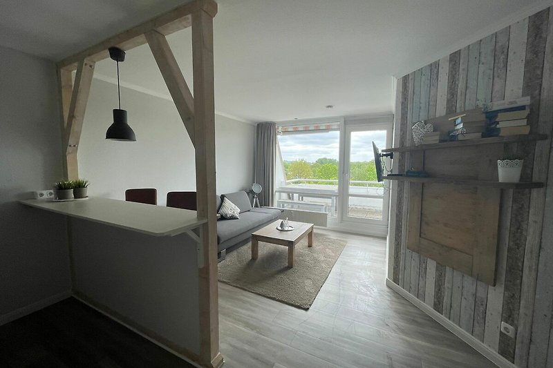 Einladendes Wohnzimmer mit stilvollen Möbeln und schöner Holzarchitektur.
