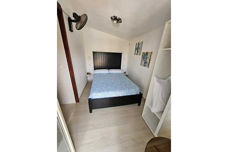 Una camera da letto accogliente con arredi in legno e comfort.