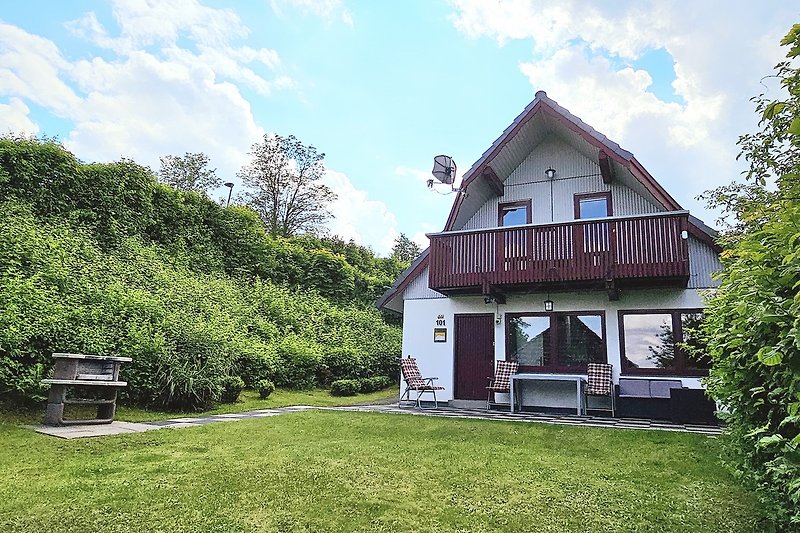 Außenansicht, Grill. Terrasse, Balkon, Eingangstür