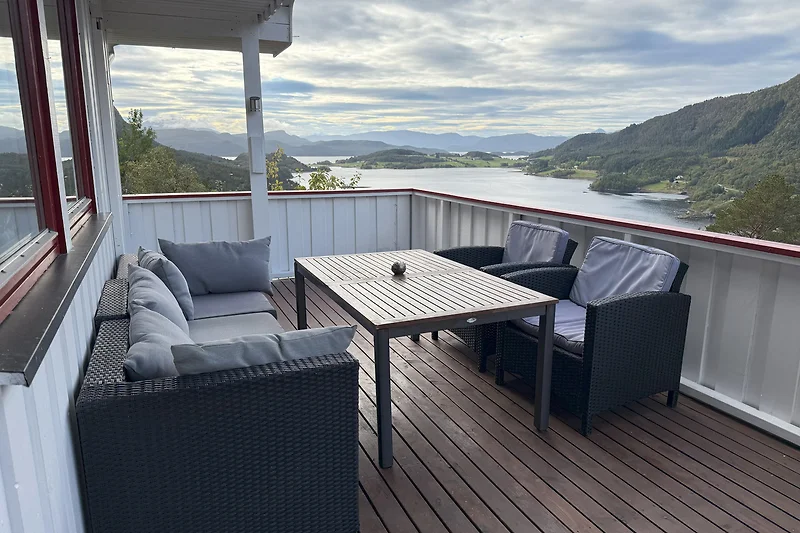 Entspannen Sie auf der Terrasse mit Blick auf den Bergfluss.