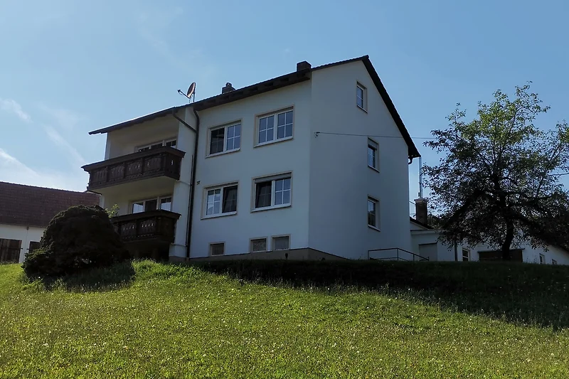 Großes Haus mit gepflegtem Rasen