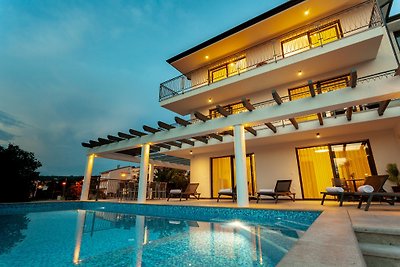 Vila mit Pool, 300 Meters vom Meer