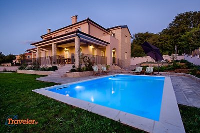 Luxus Villa mit Pool und Garten
