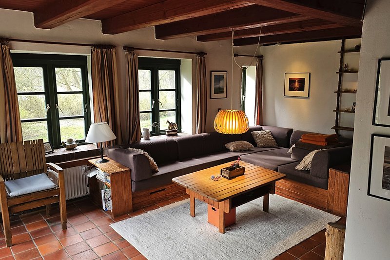 Wohnzimmer mit Holzmöbeln, Couch und Tisch. Gemütliche Atmosphäre.