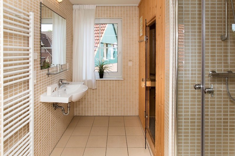 1e etage: Badkamer met sauna, douche en wastafel.