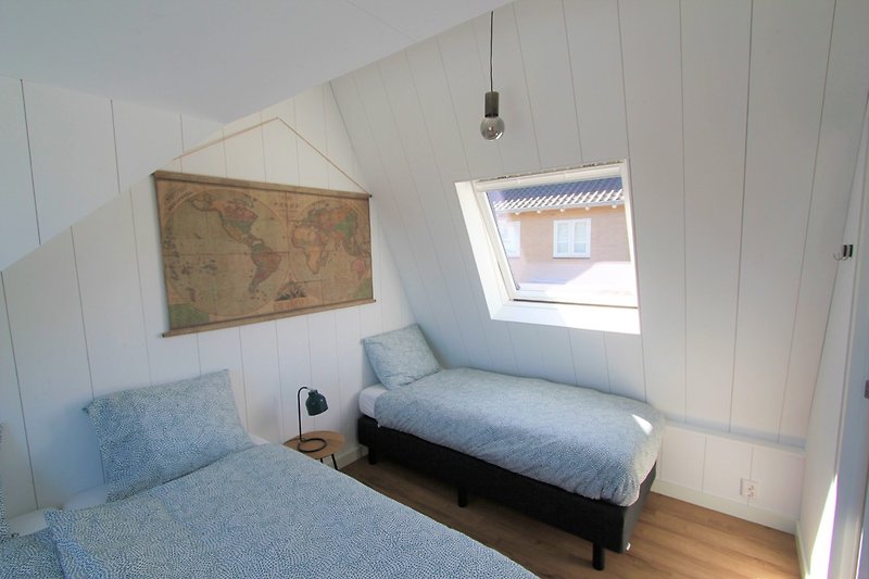 Schlafzimmer mit Doppelbett und Einzelbett (eventuell 3 Einzelbetten)