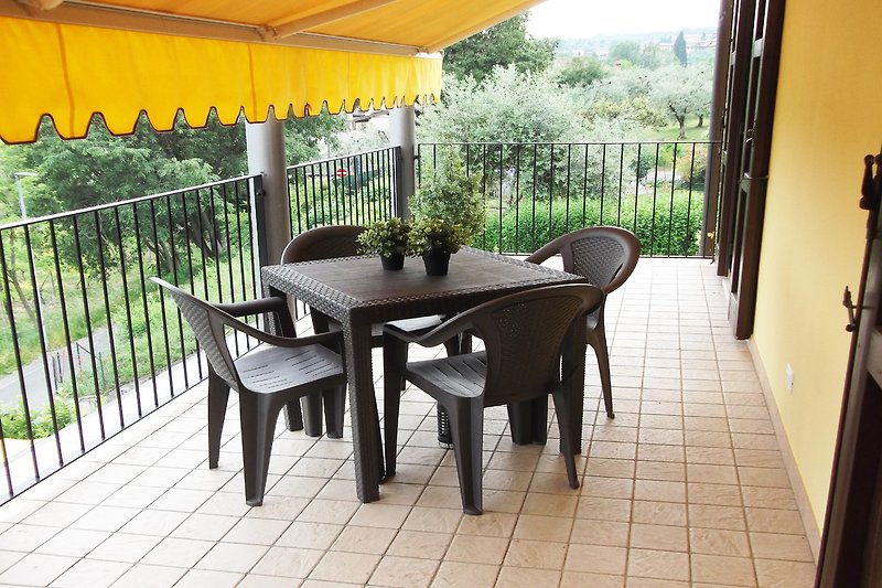 Elegante Veranda mit Holztisch und Stühlen. Entspannung im Freien! ?️