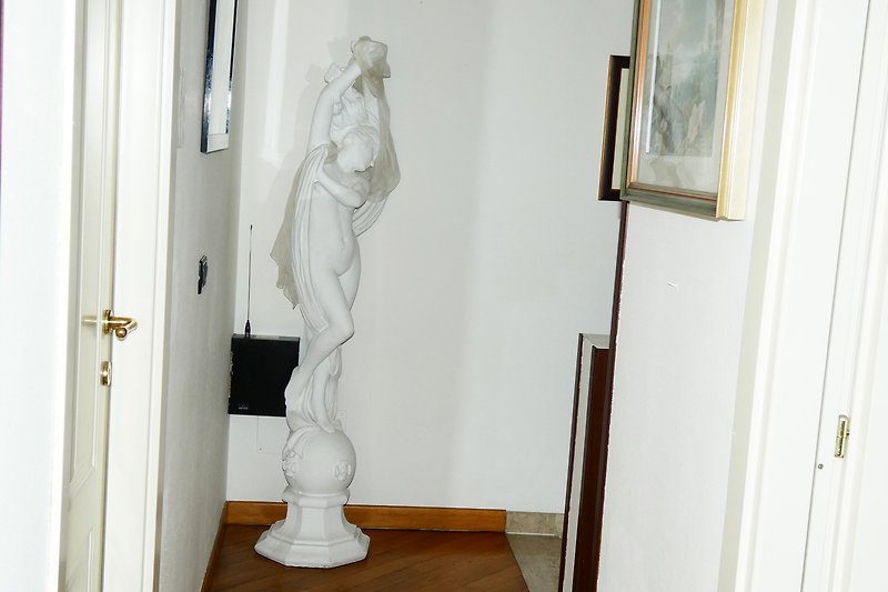 Klassische Skulptur und Kunst in stilvollem Raum. Erleben Sie Eleganz! ?️