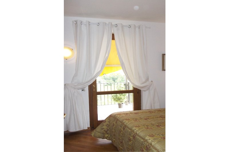 Fenster, Vorhänge, Holzmöbel, Pflanze, Dekoration - Natürliche Eleganz! ?️