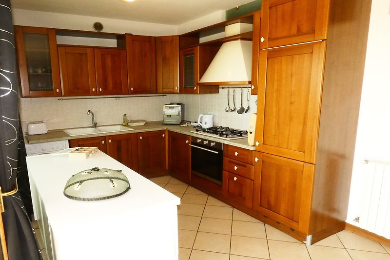 Moderne Küche mit Holzmöbeln, Spüle und Schränken. Stilvoll! ?️