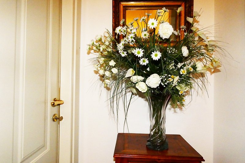 Kunstvolle Blumenarrangements in stilvollem Raum. Natürliche Eleganz! ?️