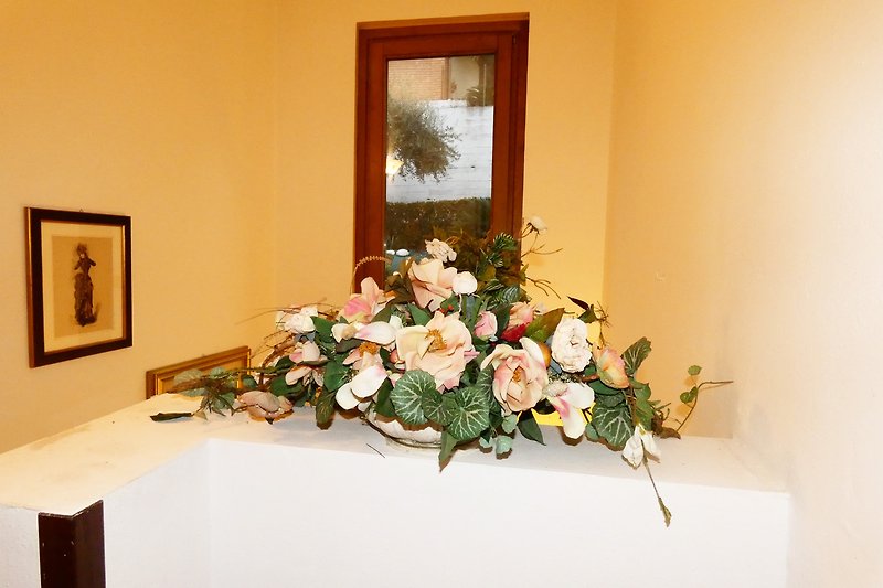 Kreative Blumenarrangements in stilvollem Raum. Kunstvolle Dekoration! ?️