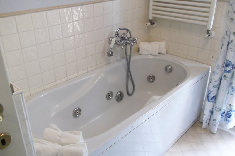 Elegantes Badezimmer mit weißer Badewanne, Holz und Glas. Luxuriöses Design! ?️