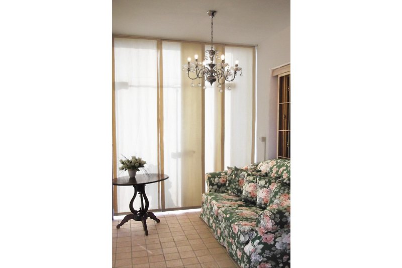 Elegantes Wohnzimmer mit Holzmöbeln, Lampe und Chandelier. Luxuriöse Einrichtung! ?️